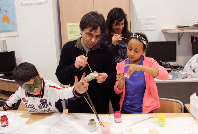 Los niños y niñas del Raval de Barcelona construyen su propio barrio